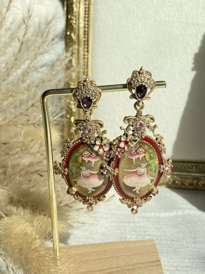 Boucles d’oreilles Ballet Enchanté – Médaillon baroque danseuse & cristaux