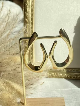 Boucles d’oreilles Aura Dorée – Créoles sculpturales modernes & minimalistes