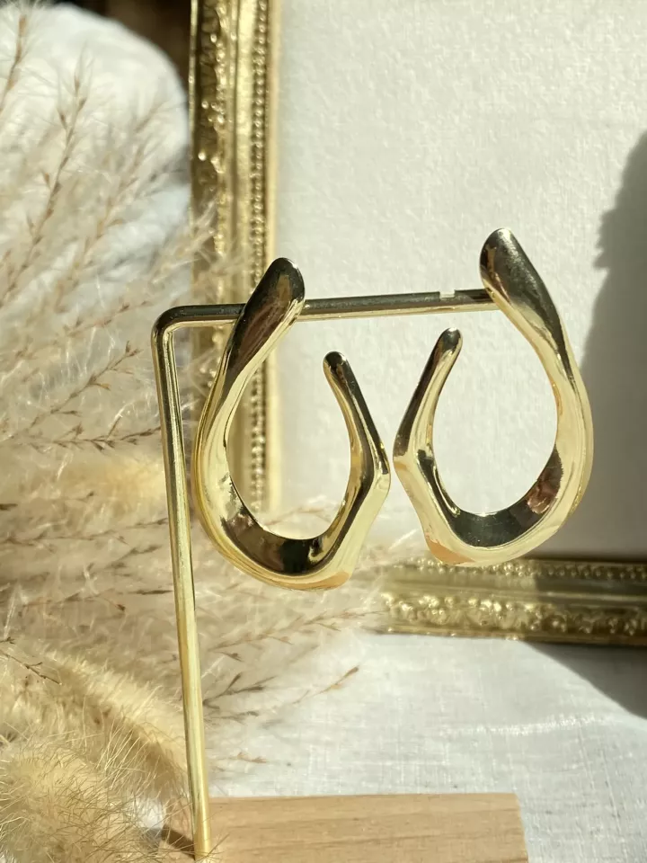 Boucles d’oreilles Aura Dorée – Créoles sculpturales modernes & minimalistes
