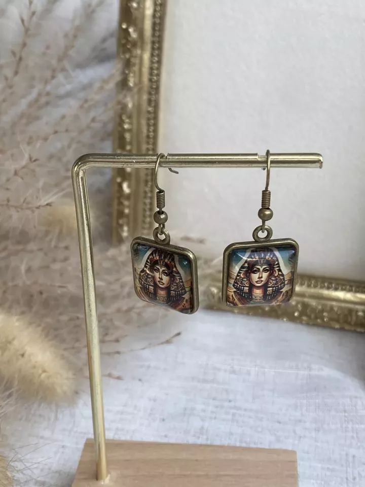 Boucles d’oreilles Cléopâtre Antique – Médaillon carré & inspiration égyptienne