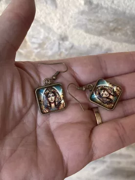 Boucles d’oreilles Cléopâtre Antique – Médaillon carré & inspiration égyptienne
