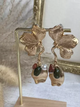 Boucles d’oreilles Fleur Élégance – Doré texturé & perles naturelles, style chic organique