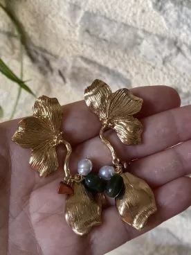 Boucles d’oreilles Fleur Élégance – Doré texturé & perles naturelles, style chic organique