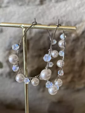Boucles d’oreilles Perles – Créoles argentées perles & cristaux, style élégant et délicat