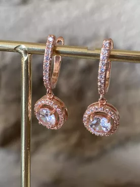 Boucles d’oreilles Éclat Rosé – Créoles zirconium & finition doré rose élégante