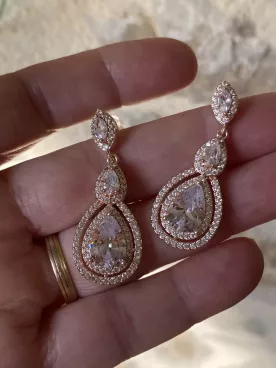 Boucles d’oreilles Goutte – Cristaux étincelants & finition doré rose élégante