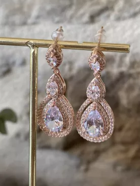 Boucles d’oreilles Goutte – Cristaux étincelants & finition doré rose élégante