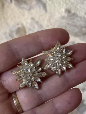 Boucles d’oreilles Fleur Étoilée – Cristaux scintillants & finition dorée élégante