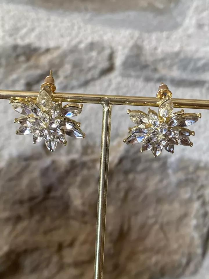 Boucles d’oreilles Fleur Étoilée – Cristaux scintillants & finition dorée élégante
