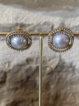 Boucles d’oreilles Perle– Perle nacrée & cristaux dorés, style chic intemporel