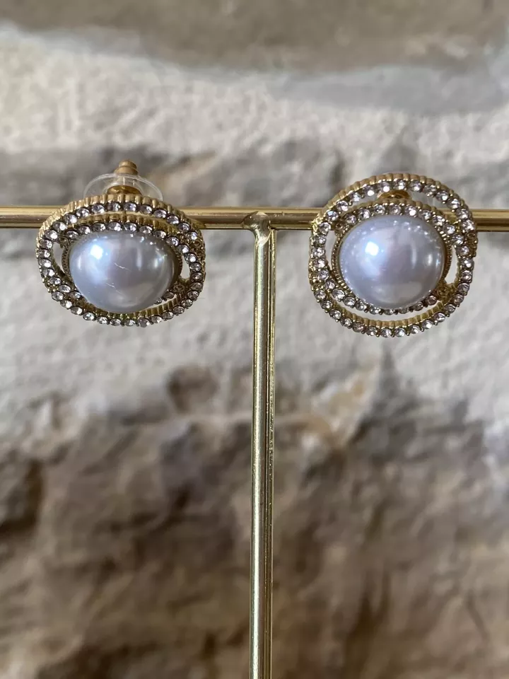 Boucles d’oreilles Perle– Perle nacrée & cristaux dorés, style chic intemporel