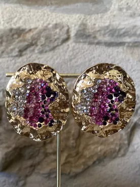 Boucles d’oreilles Cœur Éclat – Cristaux roses & doré texturé, style audacieux chic
