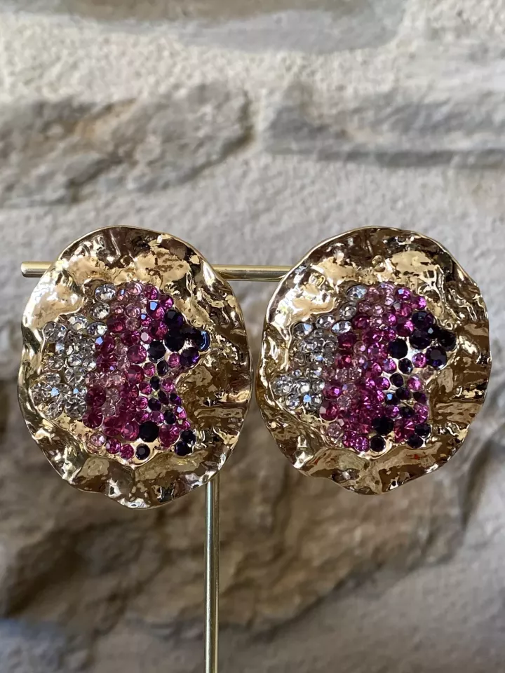 Boucles d’oreilles Cœur Éclat – Cristaux roses & doré texturé, style audacieux chic