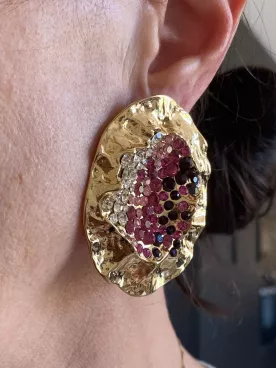 Boucles d’oreilles Cœur Éclat – Cristaux roses & doré texturé, style audacieux chic