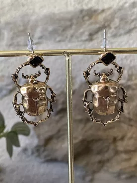 Boucles d’oreilles Scarabée Doré – Cristal noir & style antique audacieux