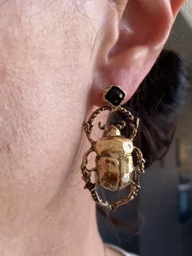 Boucles d’oreilles Scarabée Doré – Cristal noir & style antique audacieux