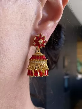 Boucles d’oreilles Jhumka Rouge Royal – Cristaux rouges & doré, style oriental élégant