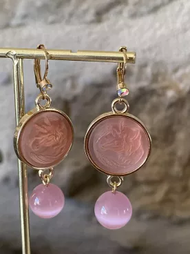 Boucles d’oreilles Licorne Rose – Médaillon gravé & perle suspendue, style féerique élégant