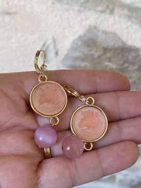 Boucles d’oreilles Licorne Rose – Médaillon gravé & perle suspendue, style féerique élégant