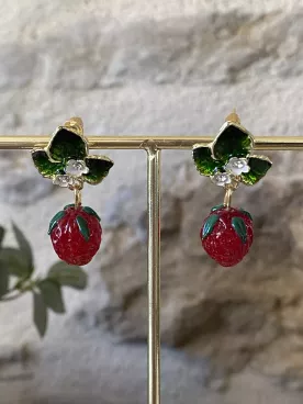 Boucles d’oreilles Fraise Gourmande – Émail rouge & feuilles vertes, style fruité chic