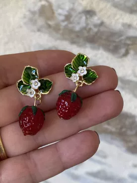 Boucles d’oreilles Fraise Gourmande – Émail rouge & feuilles vertes, style fruité chic