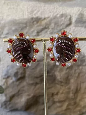 Boucles d’oreilles Camée Impérial – Perles & cristaux rouges, style vintage élégant