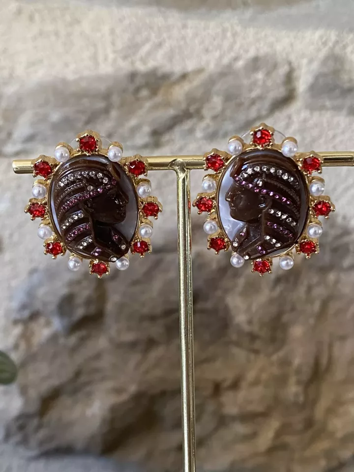 Boucles d’oreilles Camée Impérial – Perles & cristaux rouges, style vintage élégant