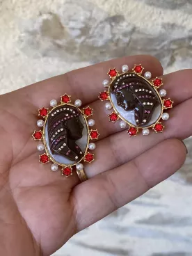 Boucles d’oreilles Camée Impérial – Perles & cristaux rouges, style vintage élégant