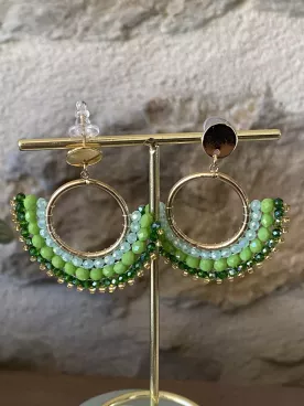 Boucles d’oreilles créoles dorées et perles vertes – Style bohème chic lumineux
