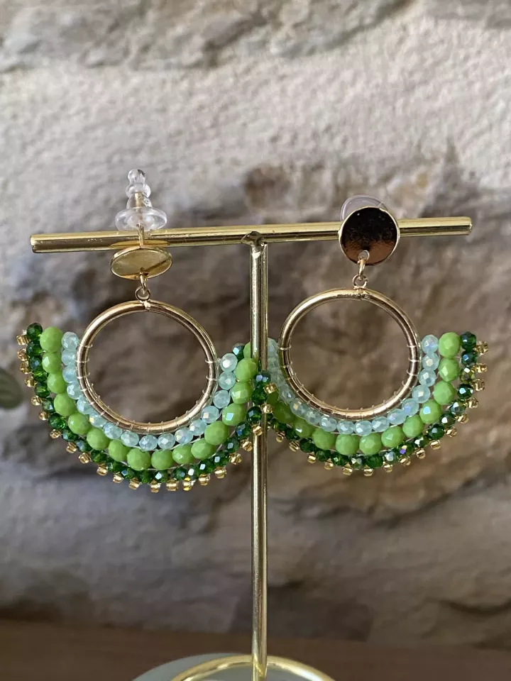 Boucles d’oreilles créoles dorées et perles vertes – Style bohème chic lumineux