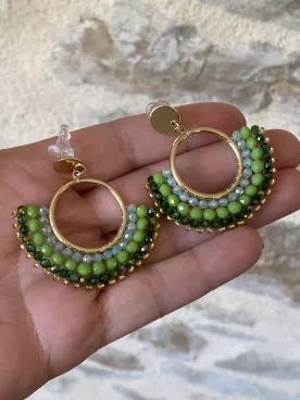 Boucles d’oreilles créoles dorées et perles vertes – Style bohème chic lumineux