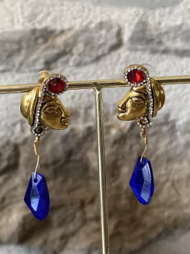 Boucles d’oreilles visage doré et cristal bleu – Style artistique et élégant