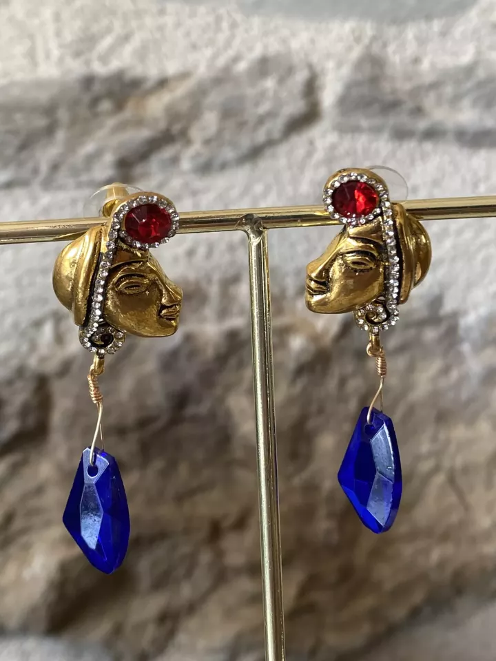Boucles d’oreilles visage doré et cristal bleu – Style artistique et élégant