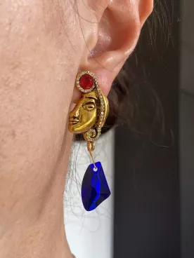 Boucles d’oreilles visage doré et cristal bleu – Style artistique et élégant