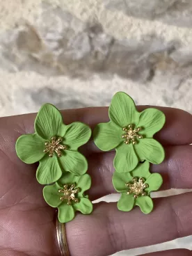 Boucles d’oreilles fleurs vertes et dorées – Style nature chic lumineux