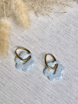 Boucles d’oreilles créoles en acier inoxydable et fleurs grises – Style minimaliste et moderne