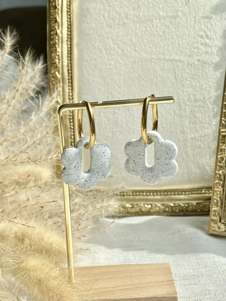 Boucles d’oreilles créoles en acier inoxydable et fleurs grises – Style minimaliste et moderne