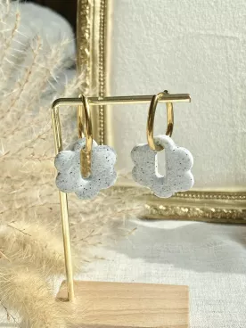 Boucles d’oreilles créoles en acier inoxydable et fleurs grises – Style minimaliste et moderne