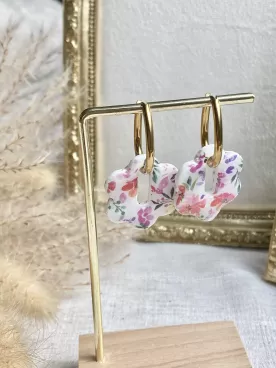 Boucles d’oreilles créoles en acier inoxydable et fleurs grises – Style minimaliste et moderne