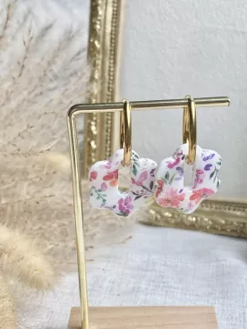 Boucles d’oreilles créoles en acier inoxydable et fleurs grises – Style minimaliste et moderne