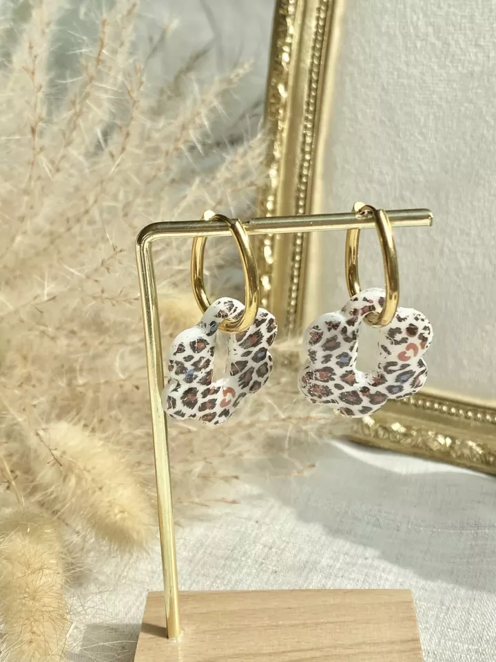 Boucles d’oreilles créoles en acier inoxydable et fleurs léopard – Style tendance et audacieux