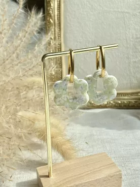 Boucles d’oreilles créoles en acier inoxydable et fleurs vert pastel – Style floral doux et printanier