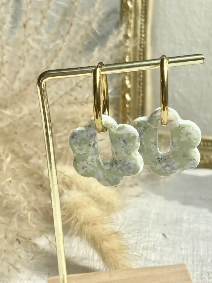 Boucles d’oreilles créoles en acier inoxydable et fleurs vert pastel – Style floral doux et printanier