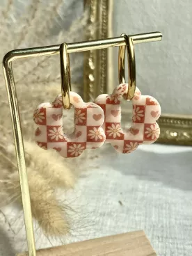 Boucles d’oreilles créoles en acier inoxydable et fleurs vichy terracotta – Style rétro et printanier