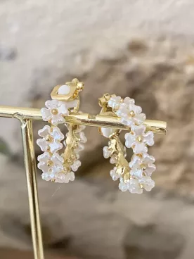 Boucles d’oreilles fleurs de perles – Élégance délicate et raffinée- Créoles -Clips