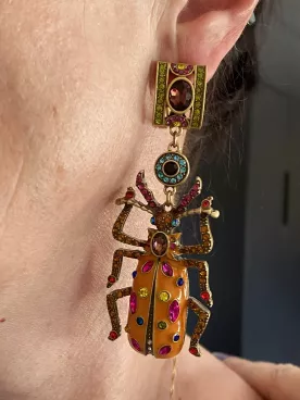 Boucles d’oreilles insecte XXL colorées – Bijou audacieux et original