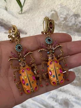 Boucles d’oreilles insecte XXL colorées – Bijou audacieux et original