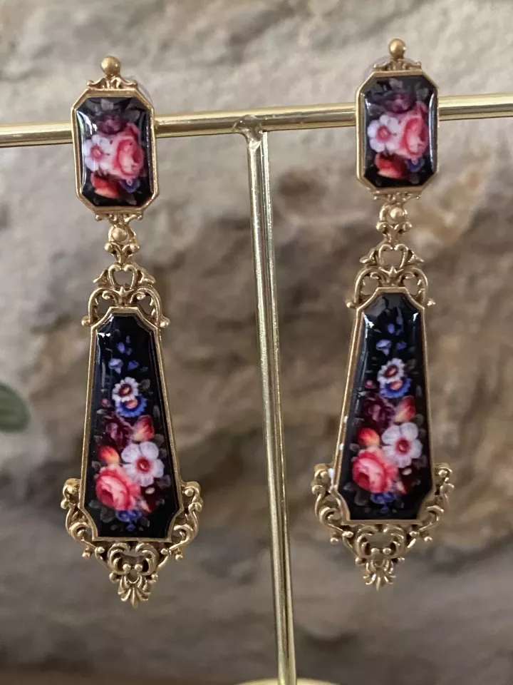 Boucles d’oreilles florales baroques XXL – Bijou noir élégant et raffiné