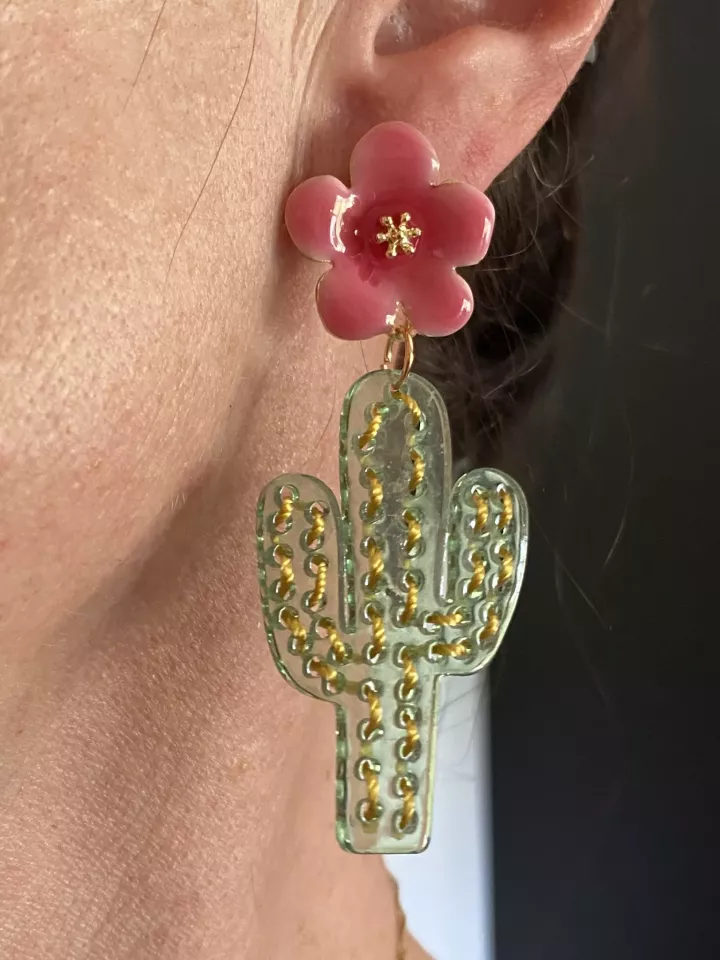 Boucles d’oreilles cactus & fleur – Élégance ludique et charme coloré