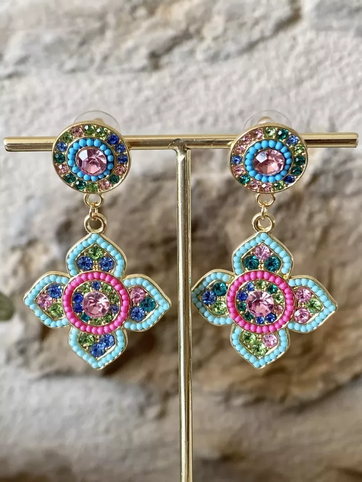Boucles d’oreilles croix XXL serties – Élégance colorée et éclat raffiné